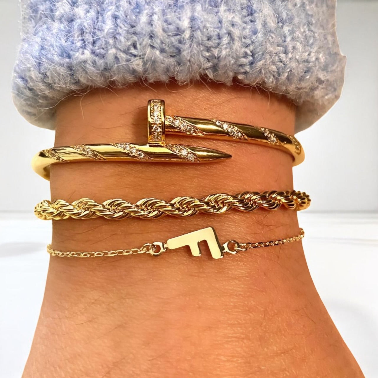 Pulseira Delicada com Letra Inicial Banhada em Ouro 18k