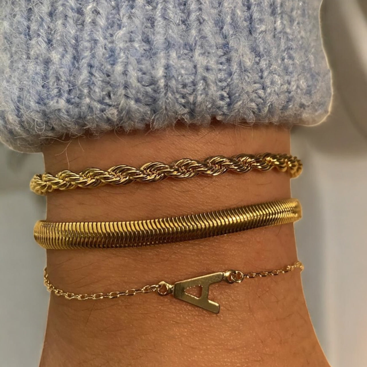 Pulseira Delicada com Letra Inicial Banhada em Ouro 18k
