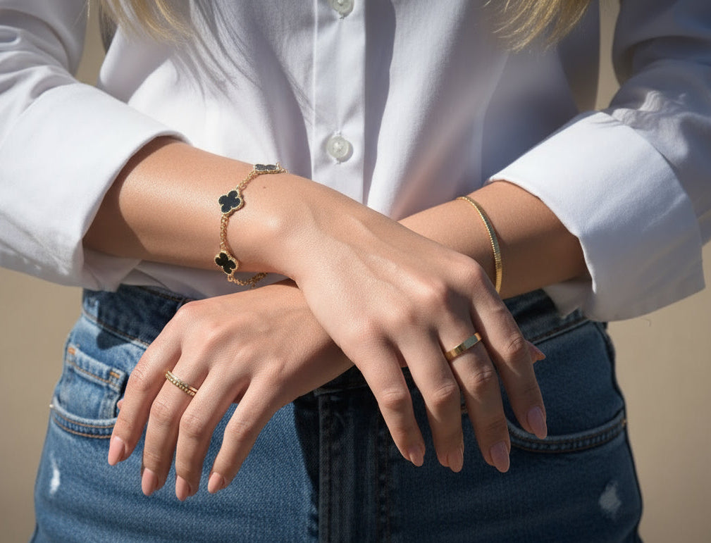 Pulseira Trevo Banhada em Ouro 18K - Preta image 3