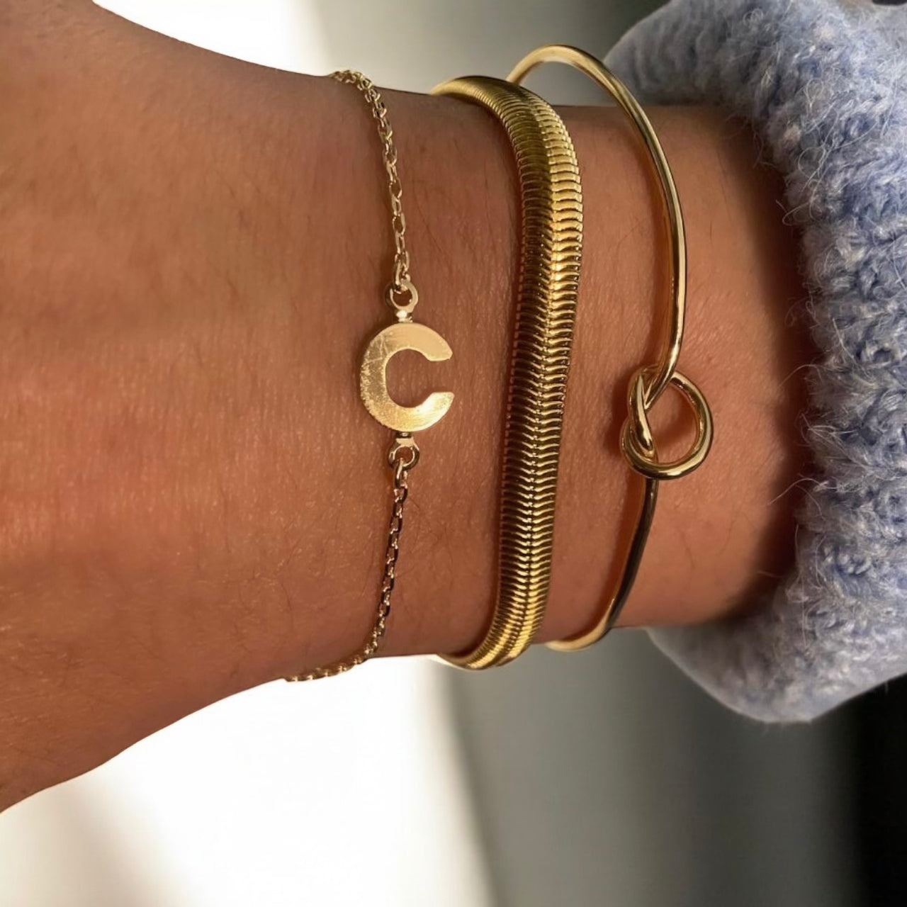 Pulseira Delicada com Letra Inicial Banhada em Ouro 18k