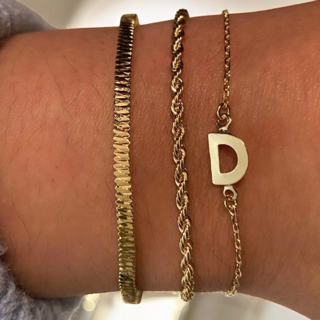 Pulseira Delicada com Letra Inicial Banhada em Ouro 18k
