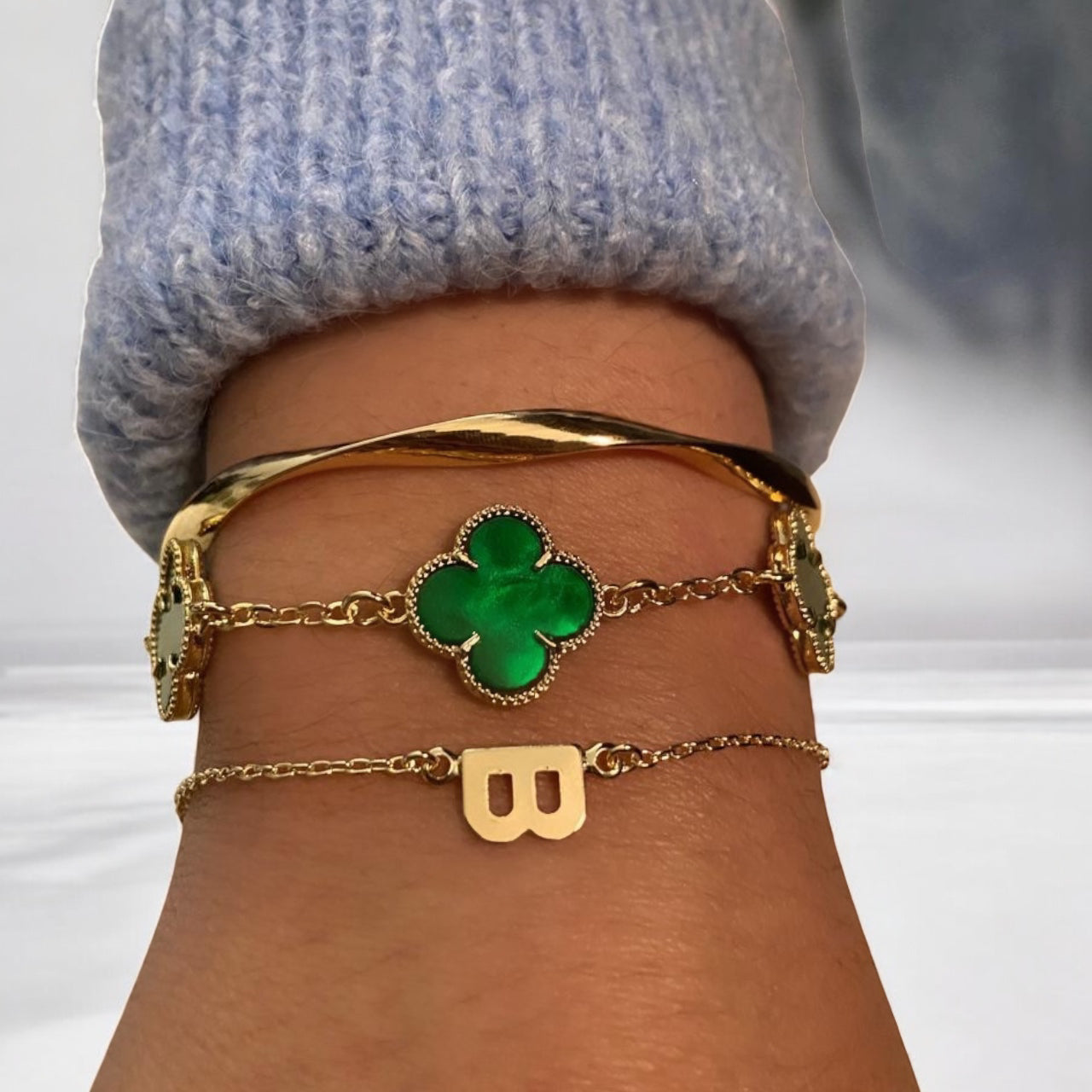 Pulseira Delicada com Letra Inicial Banhada em Ouro 18k