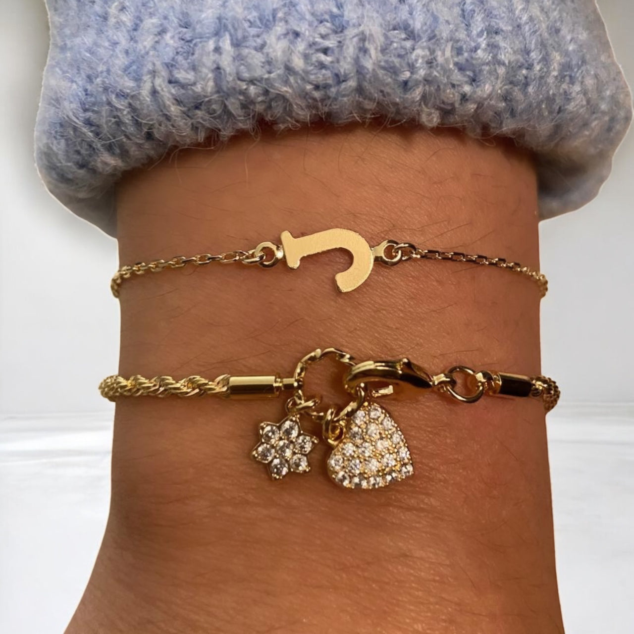 Pulseira Delicada com Letra Inicial Banhada em Ouro 18k