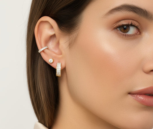 Brinco Argola Click Cravejada em Zircônias Banhada em Ouro 18k image 1