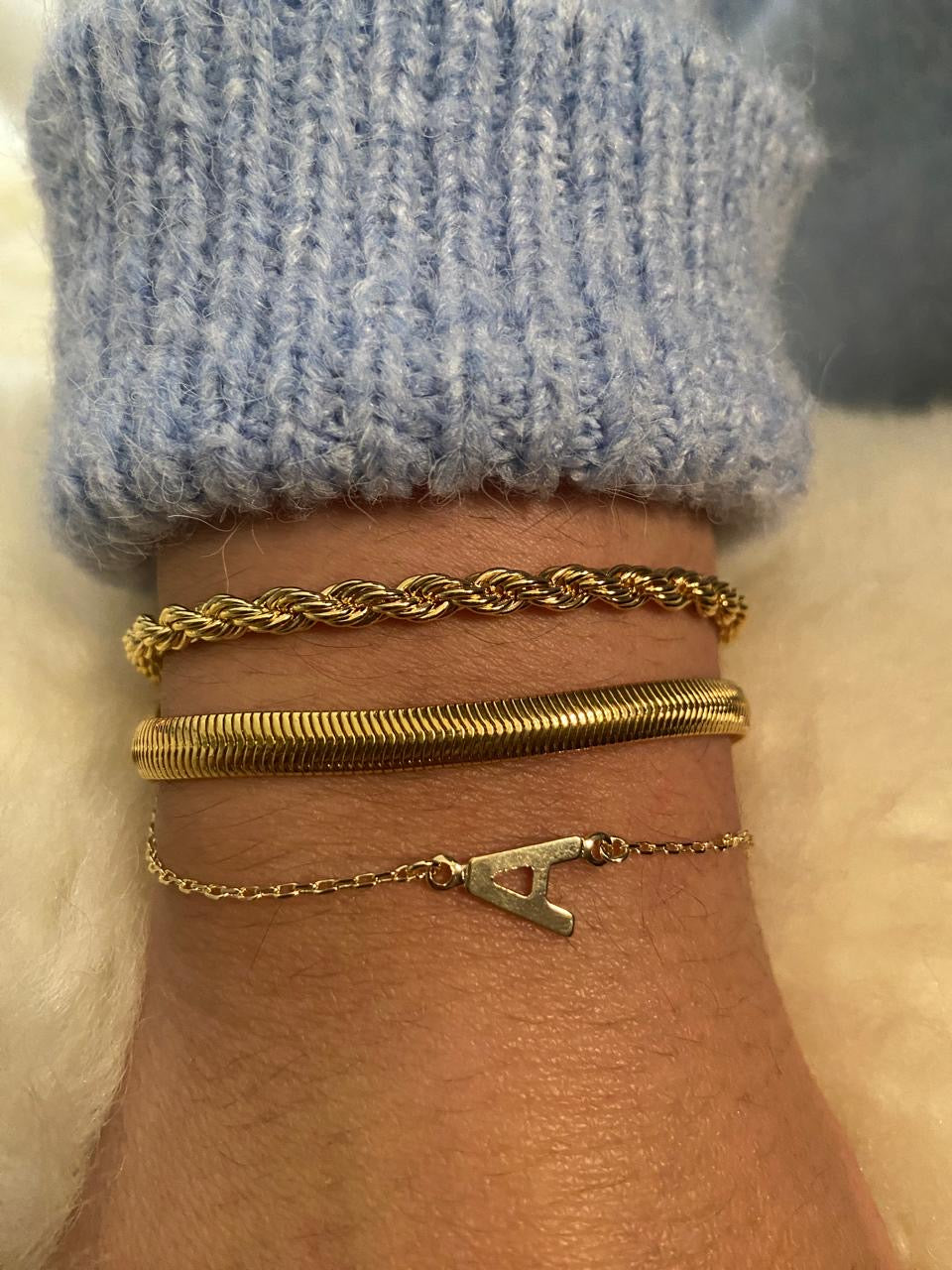 Pulseira Delicada com Letra Inicial Banhada em Ouro 18k