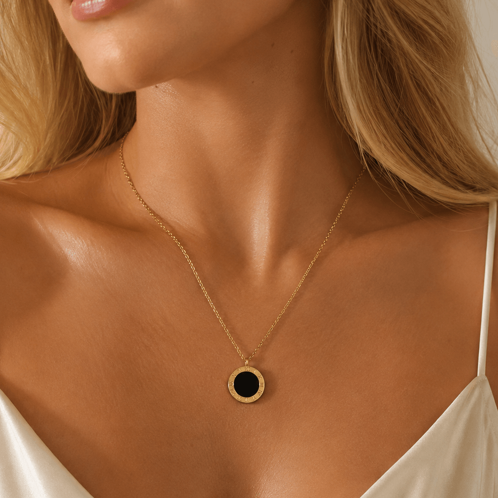 Colar Medalha em Romanos Preto